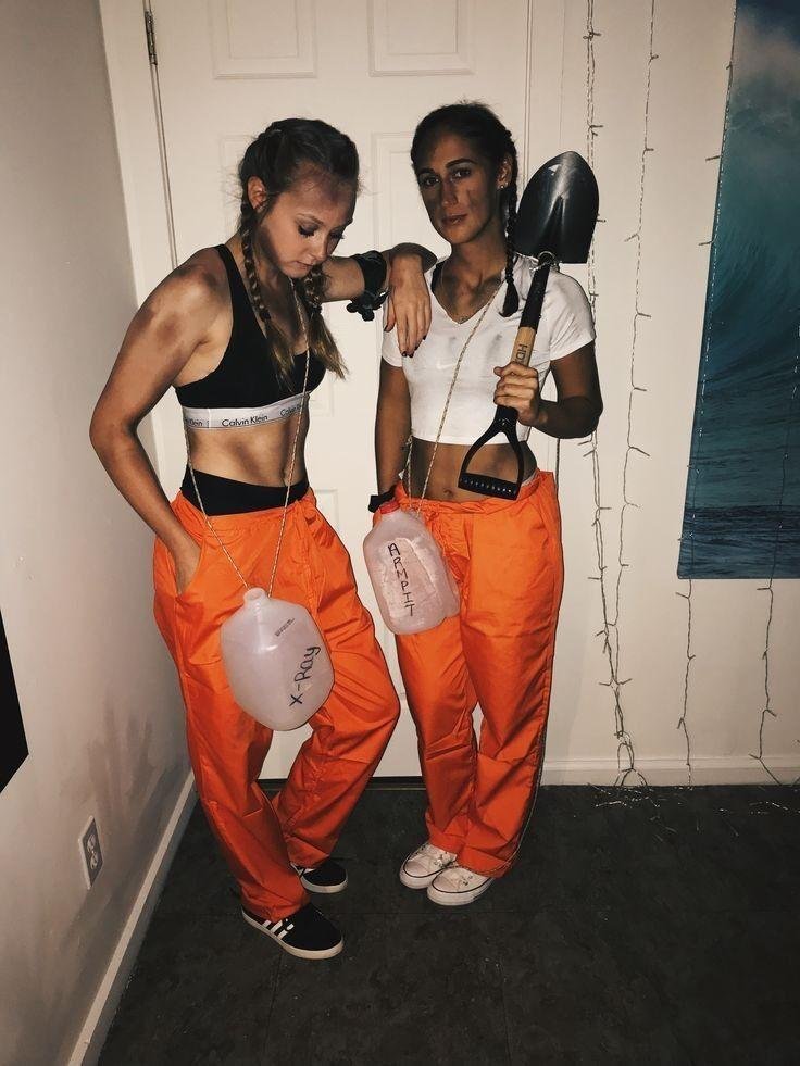 Dos chicas con shorts metálicos y camisetas negras