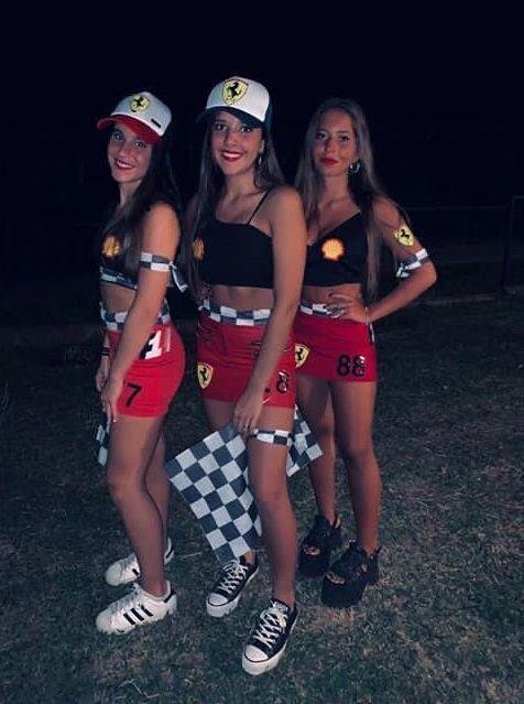 Cuatro chicas con camisetas de redes sociales
