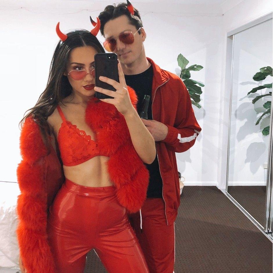 Dos chicas con monos naranjas de presas