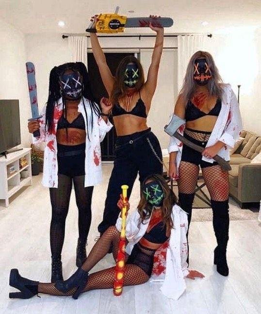 Grupo disfrazado con máscaras de La Purga