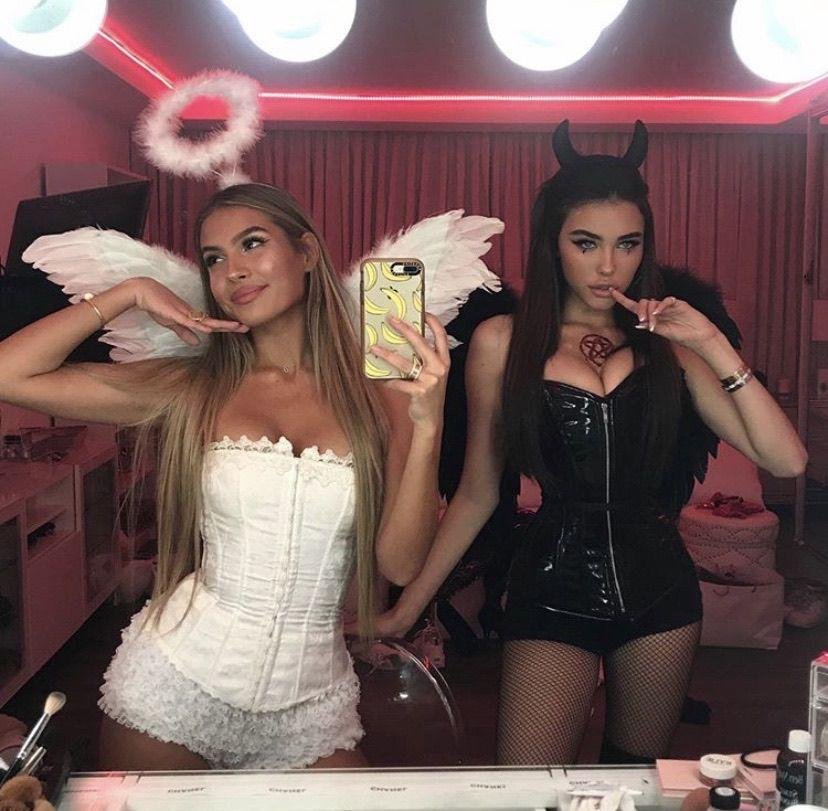 Dos chicas disfrazadas de muñecas Bratz