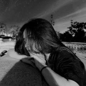 Foto en blanco y negro con el pelo tapando la cara