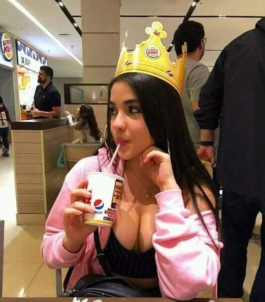 Chica comiendo con una corona de papel