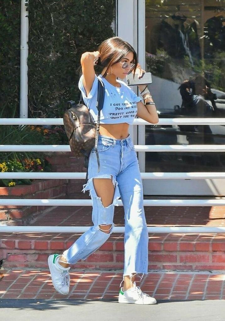 Top corto azul con jeans rotos