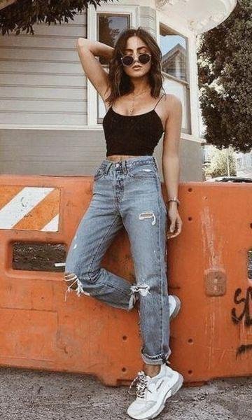 Top negro de tirantes con jeans rotos