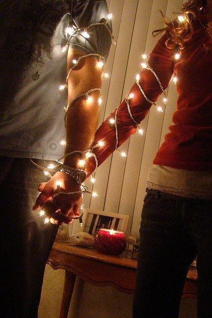 Guirnalda de luces cálidas enrollada en los brazos