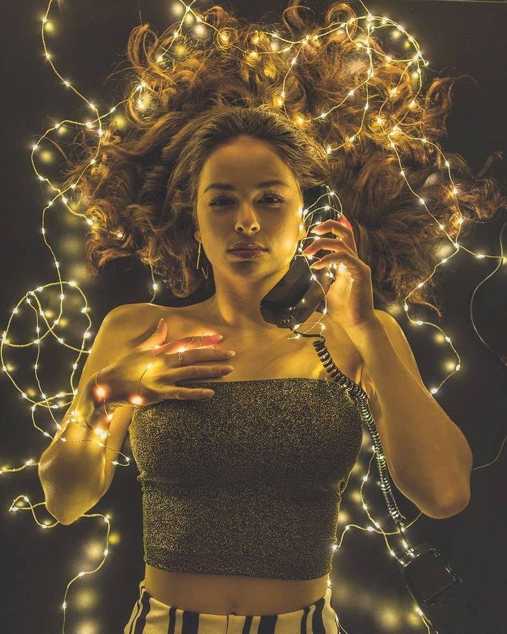 Retrato con una maraña de luces doradas alrededor del pelo