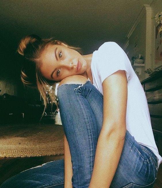 Retrato con luz de ventana y camiseta blanca