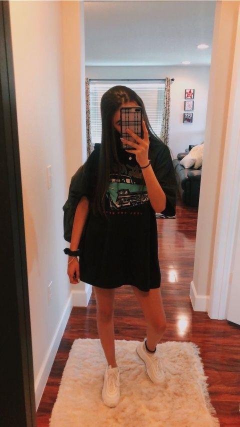 Foto en el espejo del pasillo con camiseta larga
