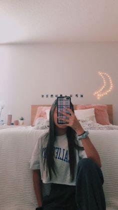 Foto en el espejo del cuarto con luces en forma de luna