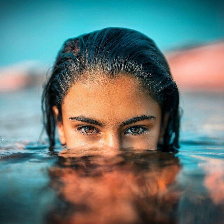 Primer plano con la cara medio sumergida en el agua