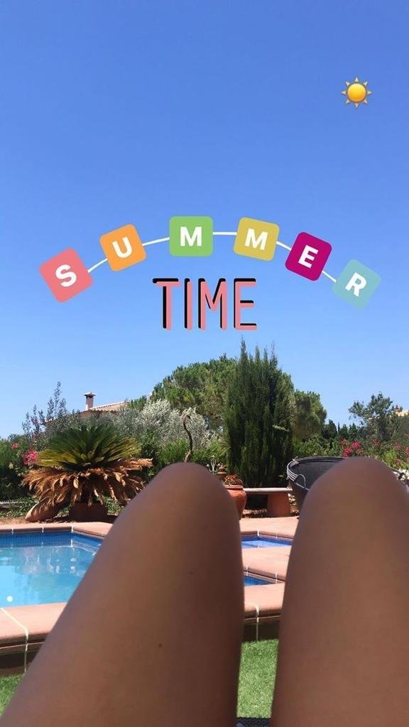 Piernas al borde de la piscina con el texto Summer Time