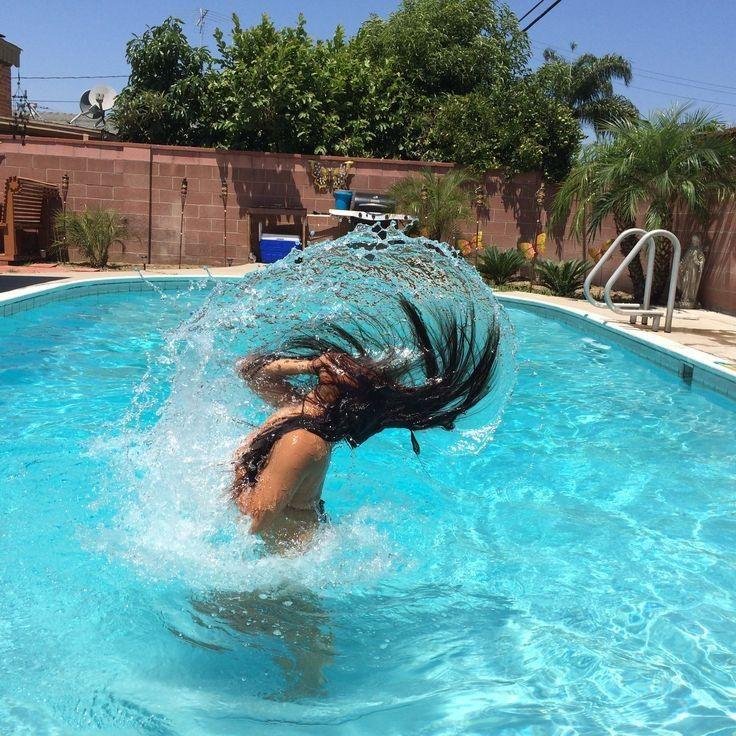 Chica sacudiendo el pelo al salir del agua