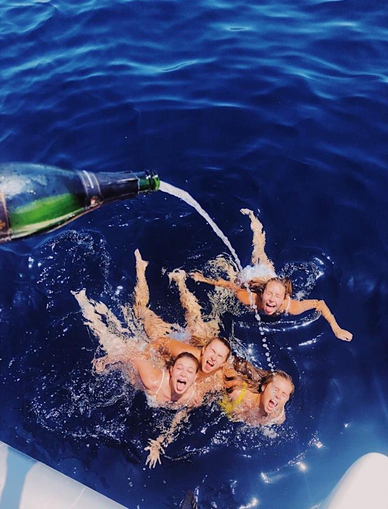 Grupo de amigas en el agua visto desde arriba
