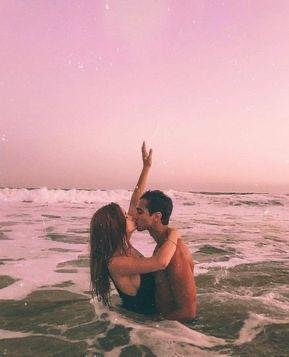 Pareja dentro del agua al atardecer