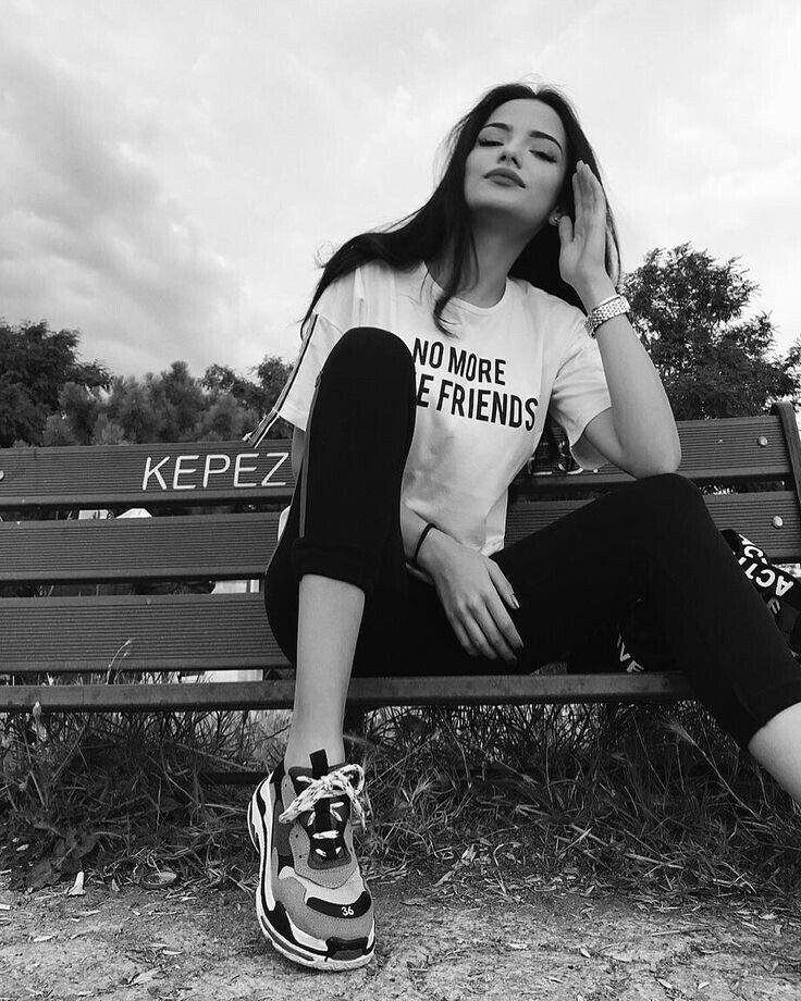 Foto en blanco y negro sentada en un banco