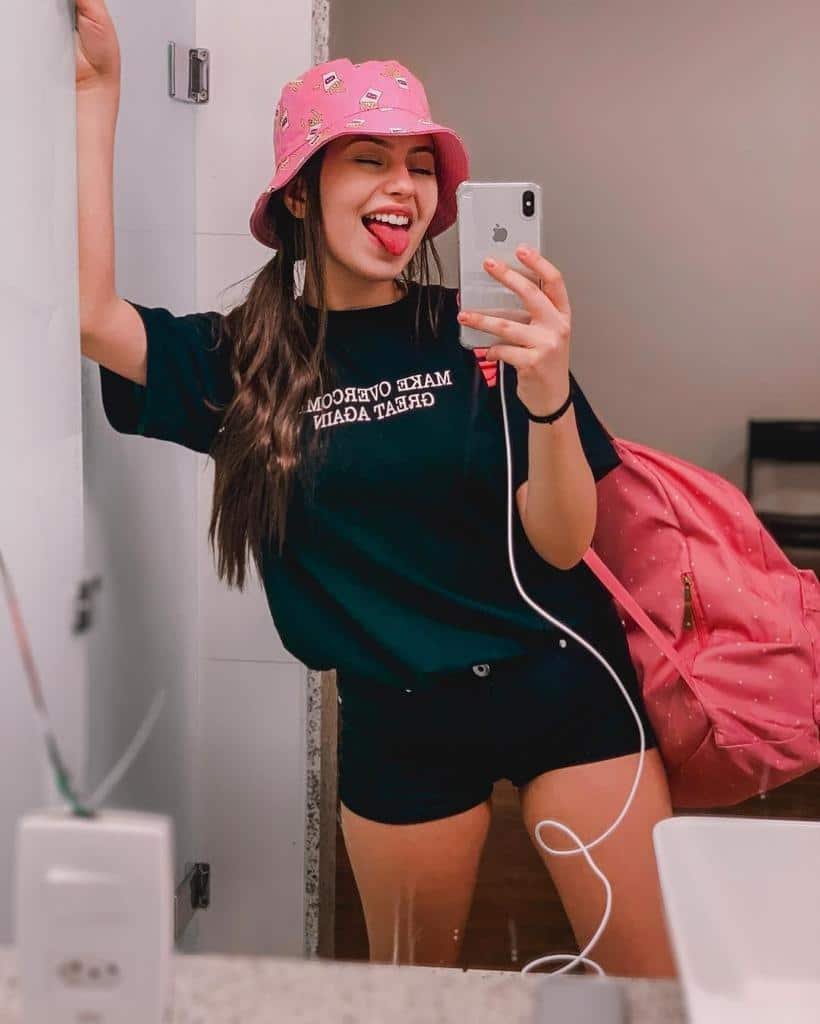 Selfie en el espejo con gorro bucket rosa
