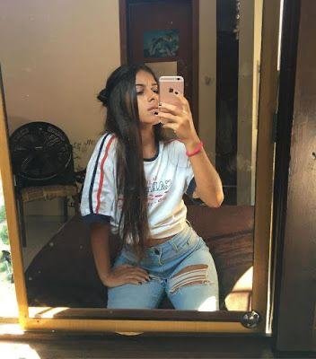 Selfie en el espejo de cuerpo entero con jeans claros