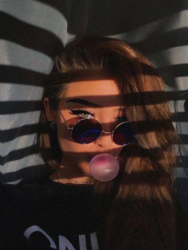 Retrato con las sombras de una persiana sobre la cara