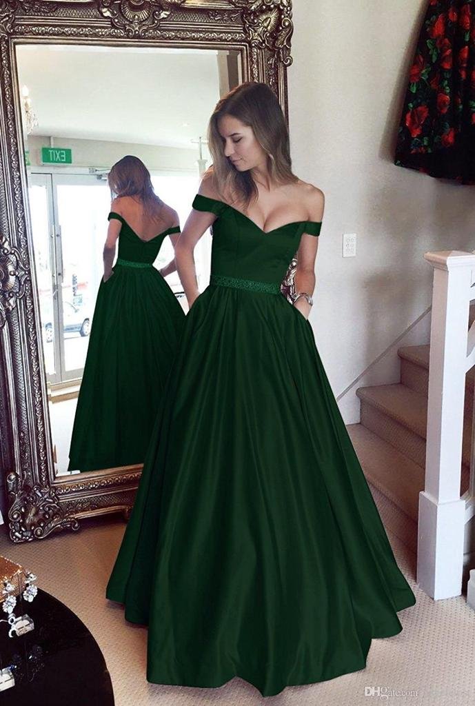 Vestido verde botella con hombros descubiertos y falda amplia