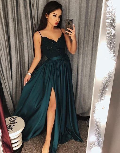 Vestido verde esmeralda con abertura en la pierna