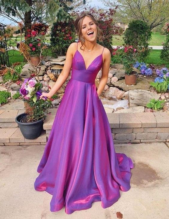 Vestido morado de raso con falda amplia