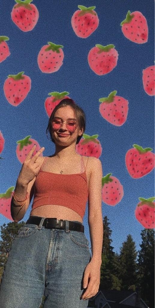 Chica sobre un fondo de fresas