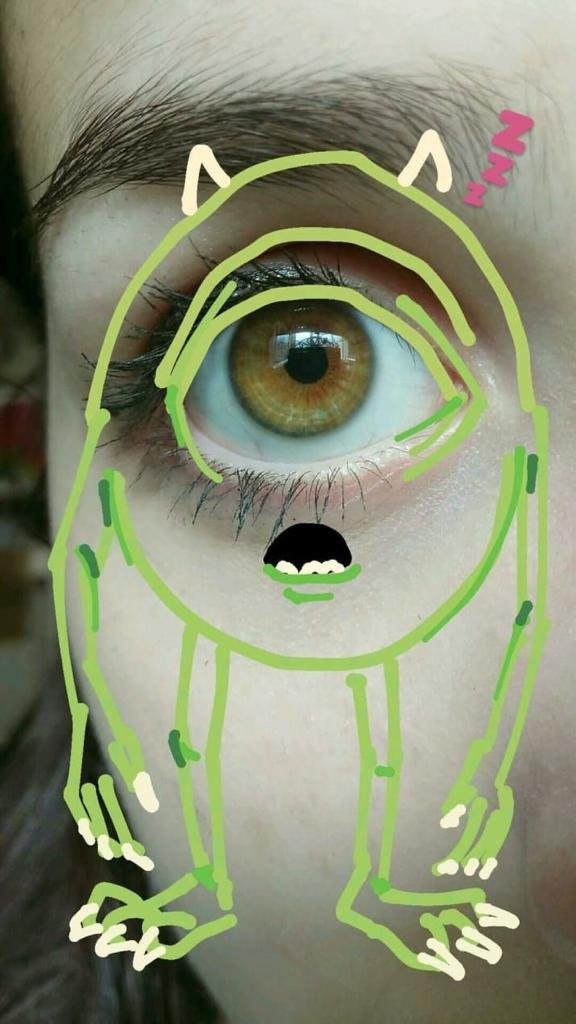 Ojo con un personaje dibujado encima