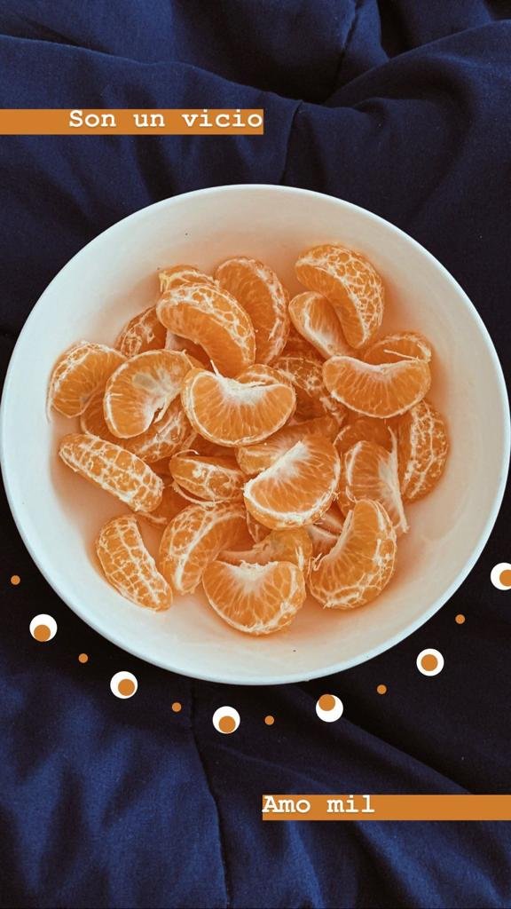 Bol de mandarina con texto encima