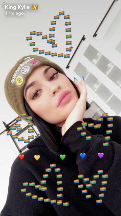 Selfie con corazones dibujados en píxeles