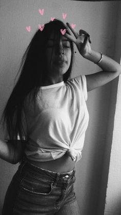 Foto en blanco y negro con corazones dibujados encima