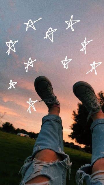 Pies al atardecer con estrellas dibujadas en el cielo