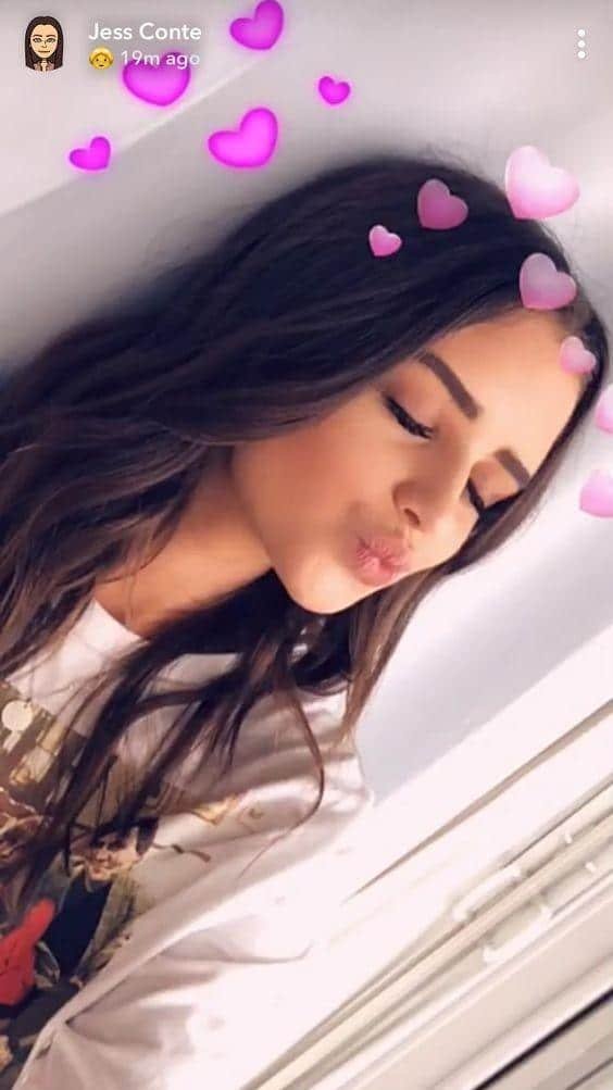Selfie con filtro de corazones rosas