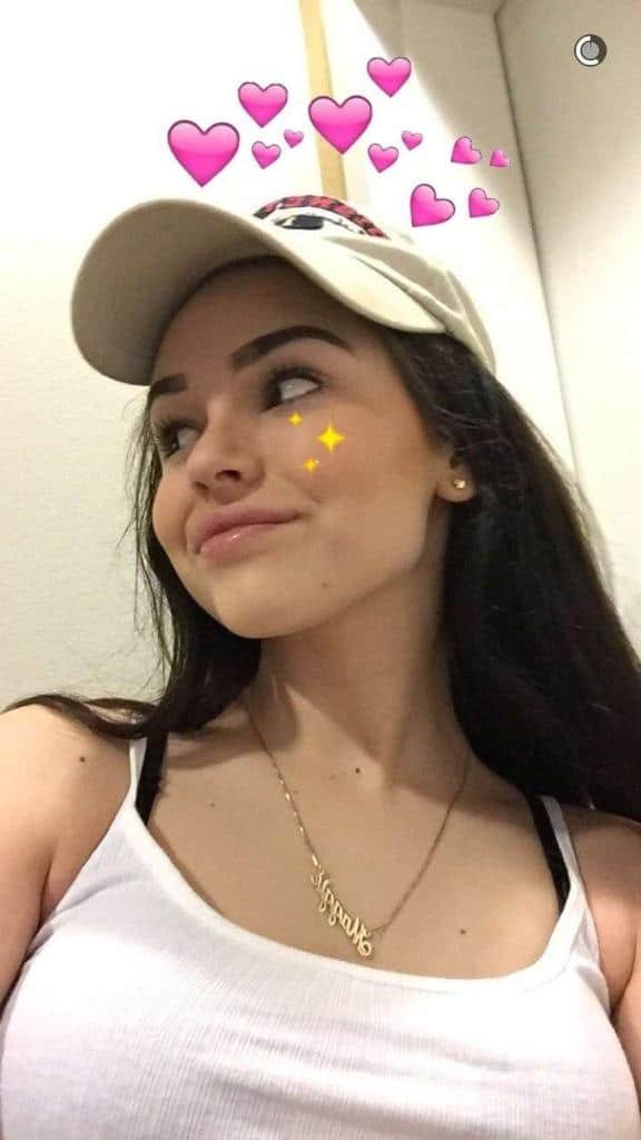 Selfie con gorra y filtro de corazones