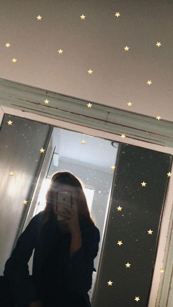 Historia en el espejo de un ascensor con estrellas dibujadas