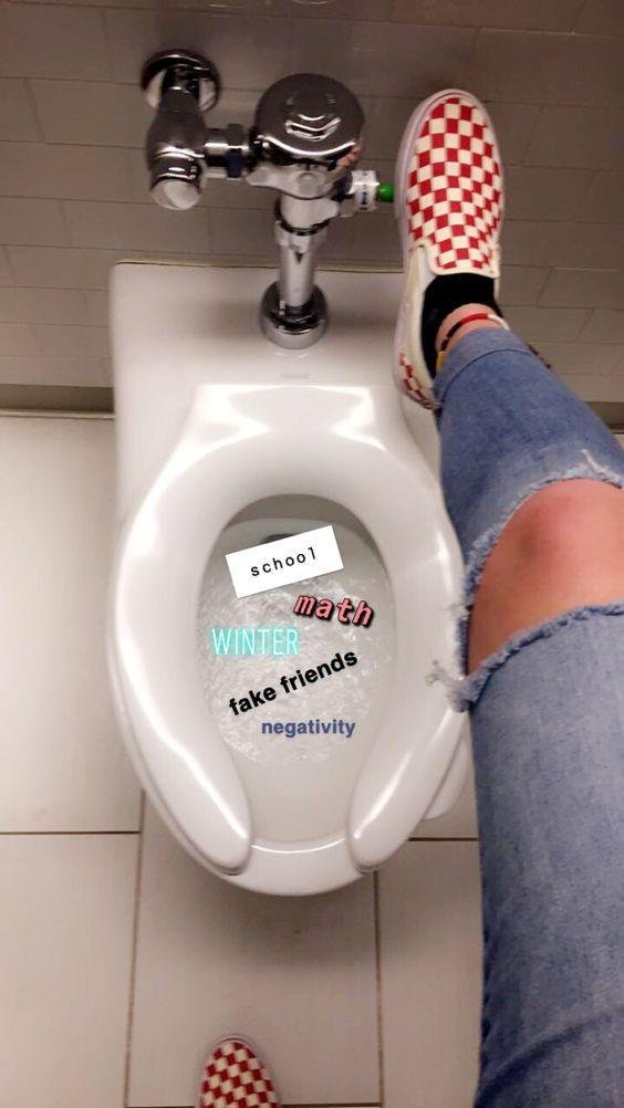 Pies en el baño con texto escrito encima