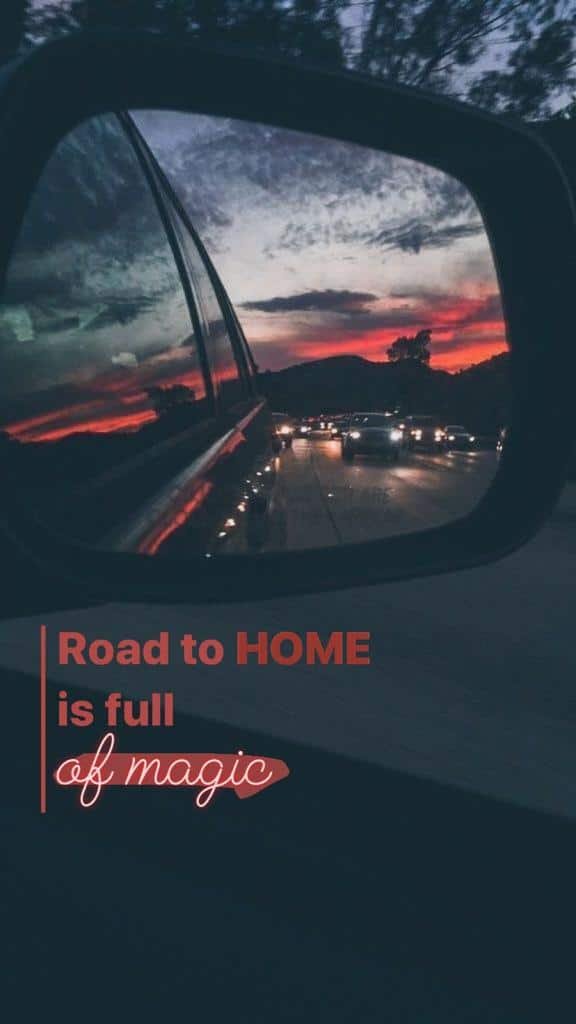Atardecer en el retrovisor con texto sobre la foto