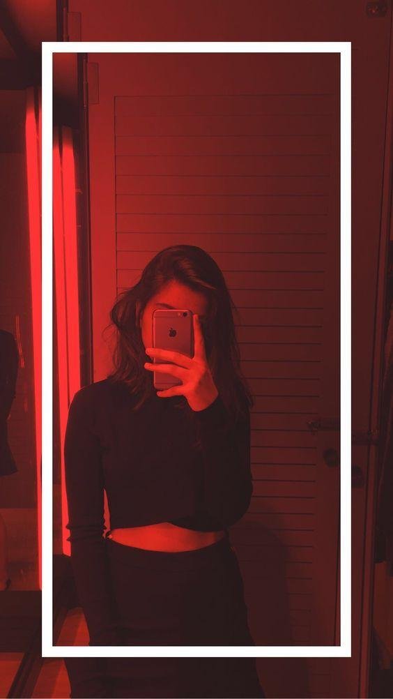 Selfie con luz roja y marco blanco alrededor