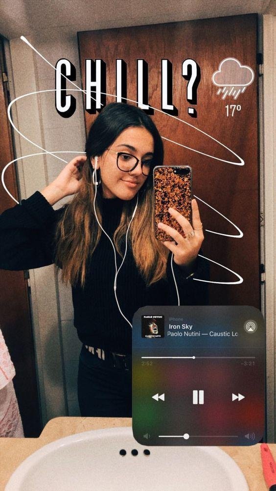 Selfie con auriculares y el adhesivo de una canción