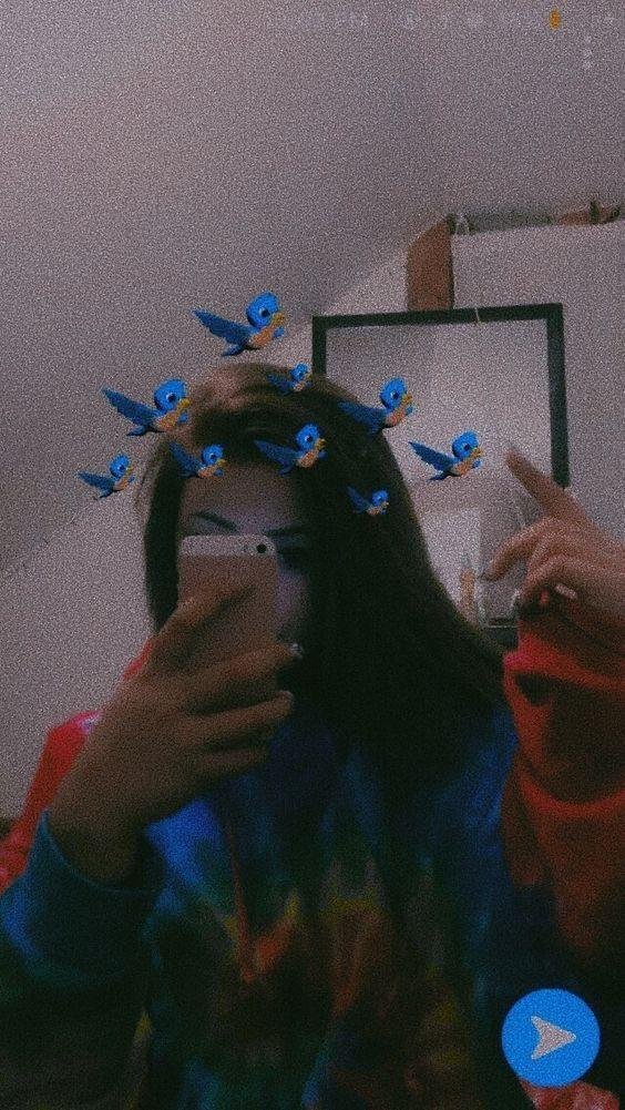 Selfie con mariposas azules sobre el pelo