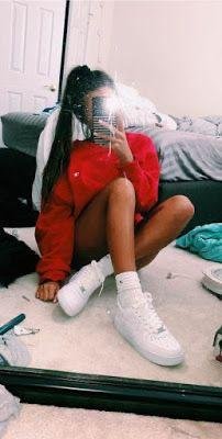 Chica sentada en el suelo del cuarto, foto en el espejo