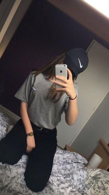 Cuerpo entero en el espejo con gorra y camiseta gris