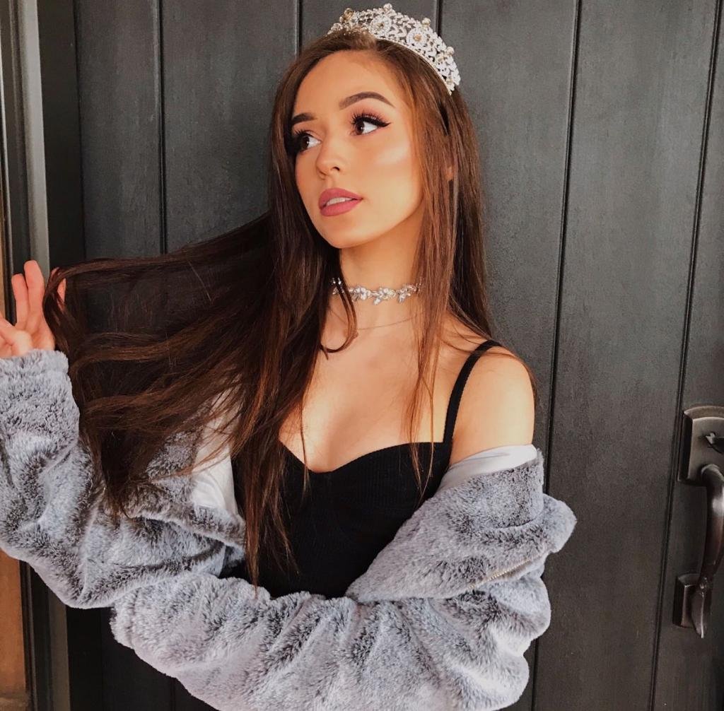 Chica apartándose el pelo con una diadema