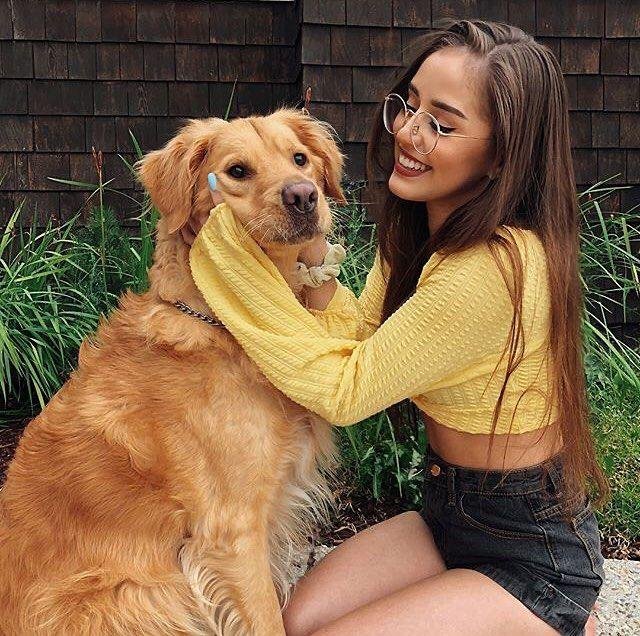 Chica abrazando a un perro golden