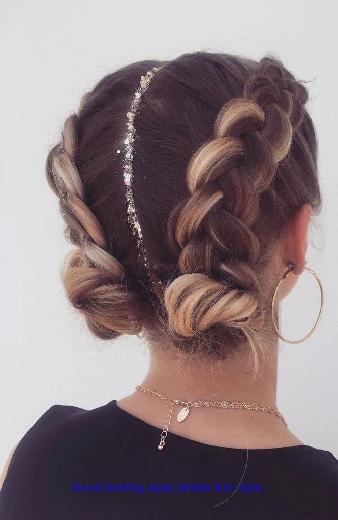 Trenzas recogidas con una cadena fina entre el pelo