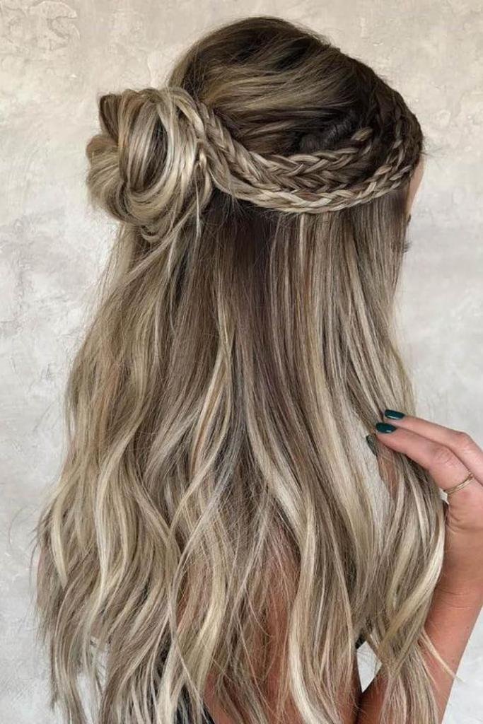 Semirrecogido con trenza sobre el pelo suelto