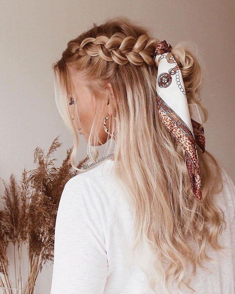 Trenza con un pañuelo estampado entrelazado