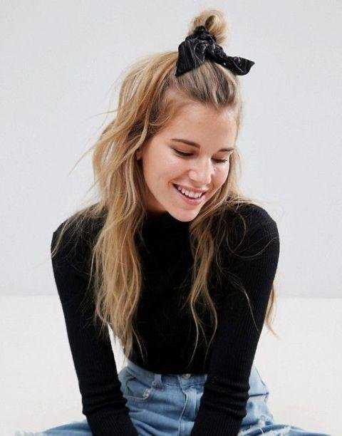 Semirrecogido con scrunchie negra