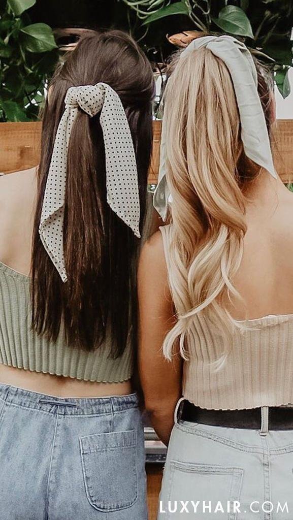 Dos chicas con coletas atadas con pañuelos