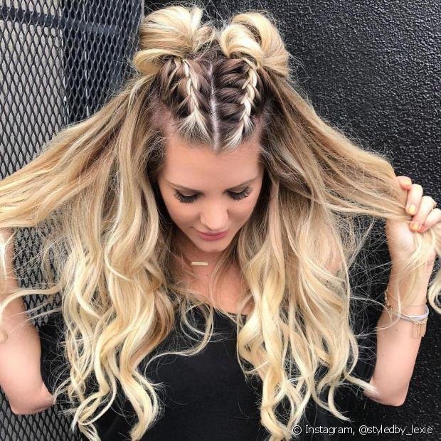 Trenzas de raíz que acaban en dos moños